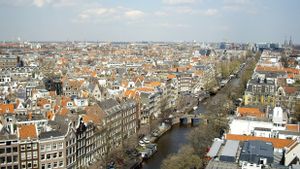 أمستردام - توقفت أمستردام عن إصدار تصاريح جديدة لتطوير الفنادق للحد من السياح بناء على عريضة السكان