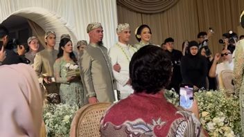 Al Ghazali Accompanied By Maia Estianty And Ahmad Dhani Towards The Akad Table