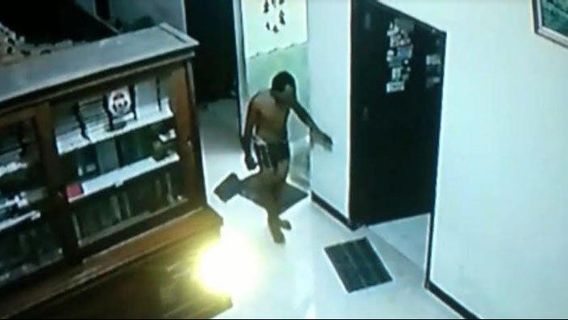The Thief In Underpants In Bungo Jambi Caught On CCTV Captured By The Spartan Team