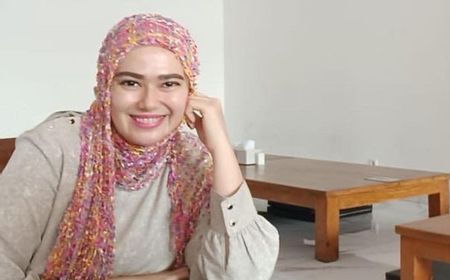 Digugat Cerai, Catherine Wilson Ikut Kajian dan Tampil Berhijab