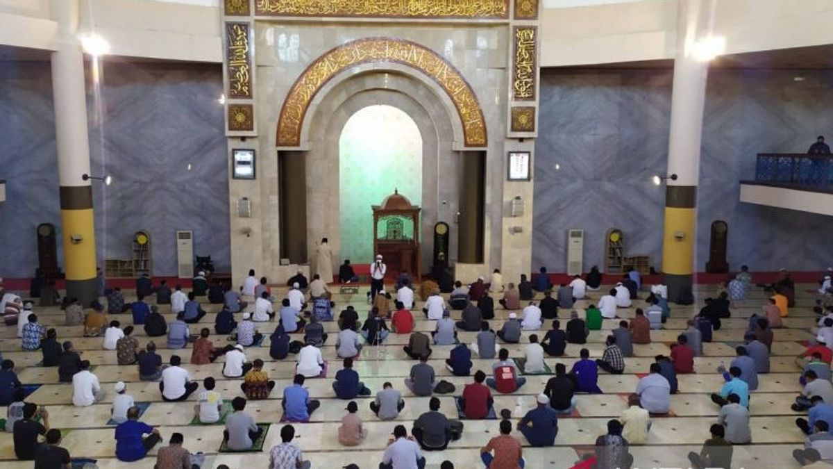 Meski Diperbolehkan MUI, Masjid Raya Bandung Tetap Ikuti Aturan Pemprov Jabar Tidak Merapatkan Saf Salat