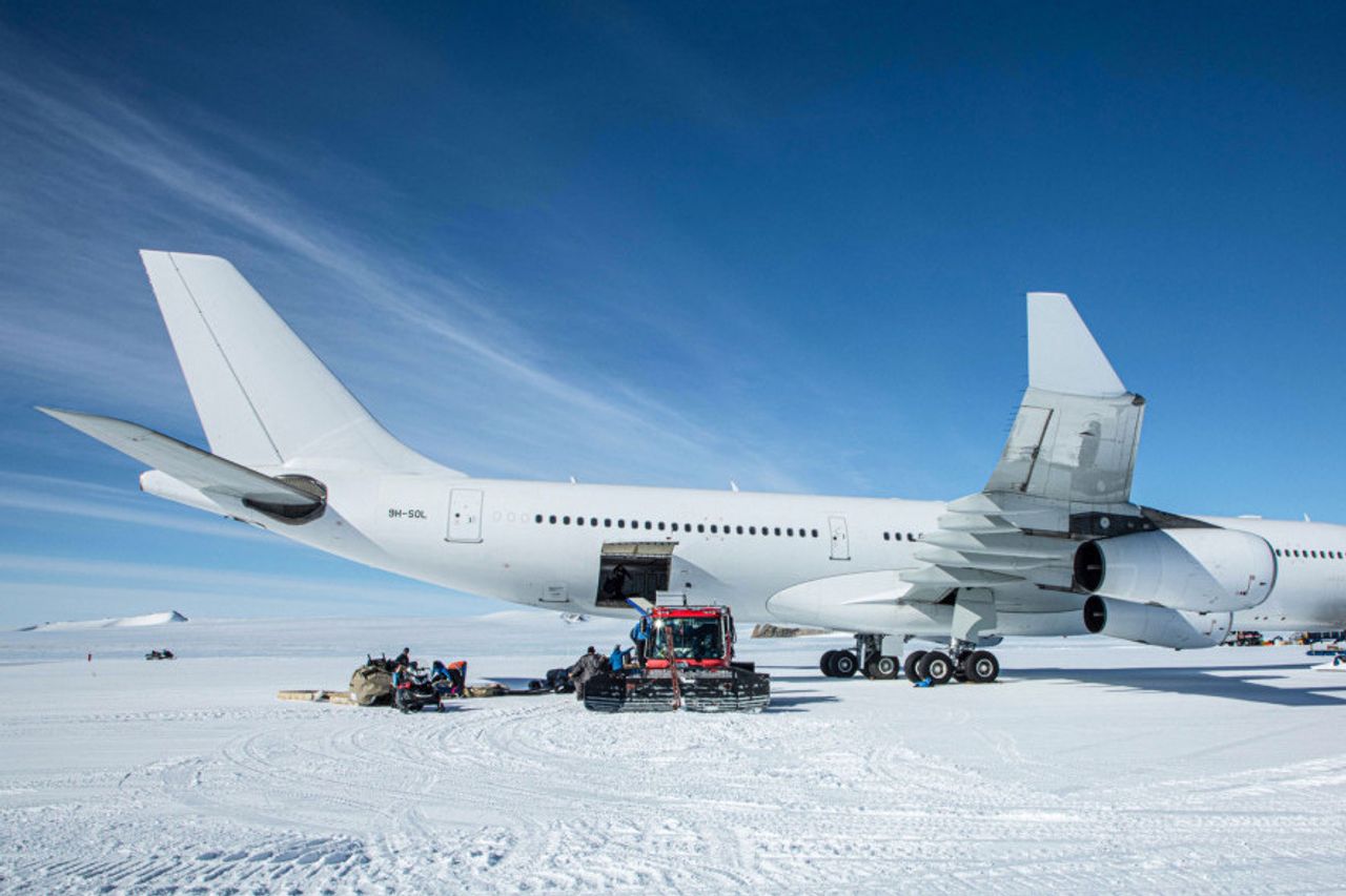 まばゆいばかりの氷の滑走路を征服し、エアバスA340は南極で初めて着陸