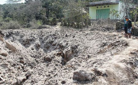 Kepala PVMBG Sebut Erupsi Gunung Lewotobi Laki-laki Tak Biasa, Lontaran Batu Pijar Bikin Lubang 5 Meter