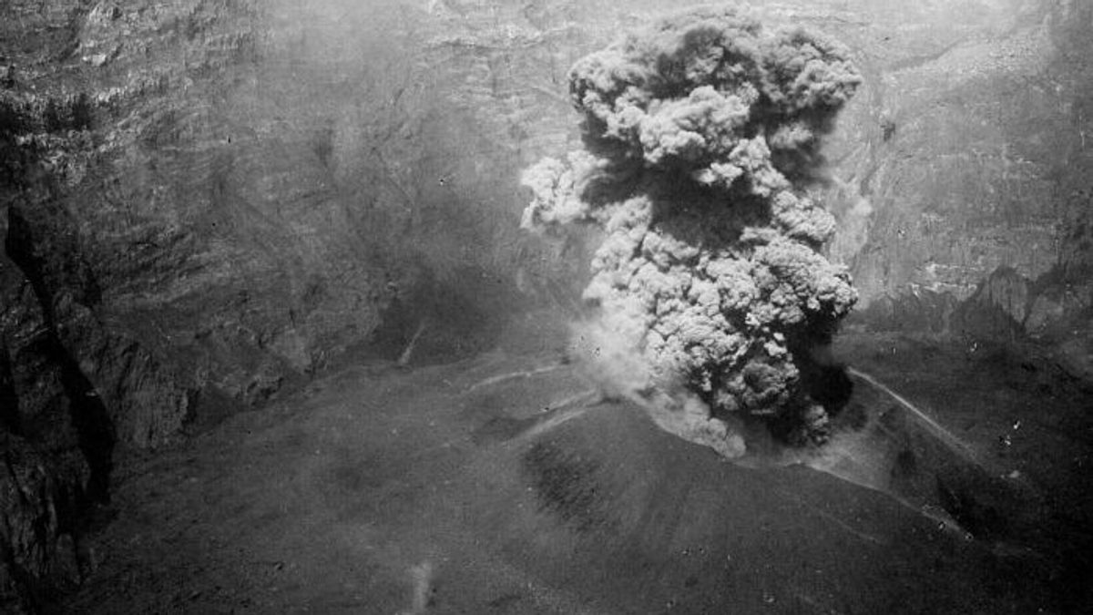 Menyingkap Kesakralan dan Letusan Gunung Raung