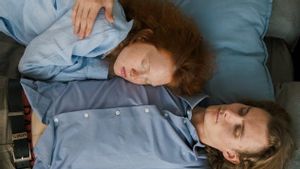 Selain Menambah Keintiman, Ini 7 Manfaat Kesehatan Mental Tidur di Samping Pasangan