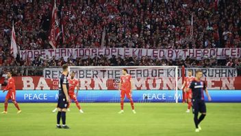 Fans Bayern Munchen Bentangkan Spanduk: Lebih Dari 100 Orang Dibunuh Polisi di Kanjuruhan