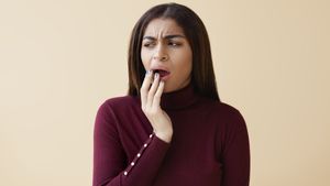 歯の後ろの歯茎におけるサリアワンの原因とそれを扱う方法