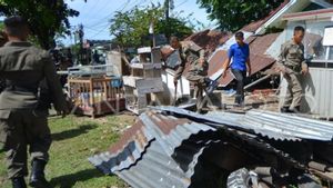 Satpol PP Depok Bongkar 59 Bangunan Liar di Pancoran Mas, 100 Botol Miras Disita