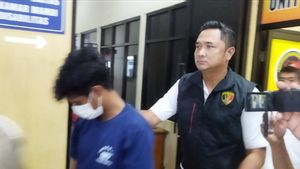 Suami Pembakar Istri Menangis saat Ditangkap Polisi di Bekasi