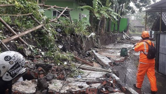 Satu Orang Tewas Tertimpa Tembok saat Hujan Deras di kota Malang