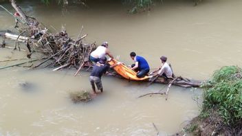 釣り人はチビヌアンジュン川でモニタートカゲに食べられている腐った人間の体を見つける