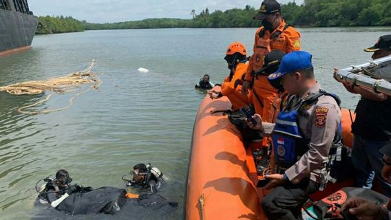 SARチームがバリクパパン湾で爆発した船の犠牲者の遺体を避難させる