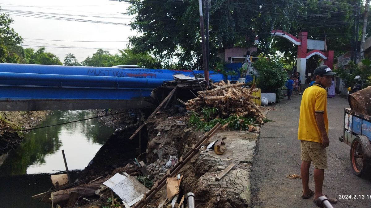 Landslides On The Banks Of The Cipinang River, Residents Hope That The East Jakarta City Government Will Immediately Install A Permanent Turap