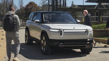 EV Sales Slow Down, Rivian Returns To Lay Off Employees