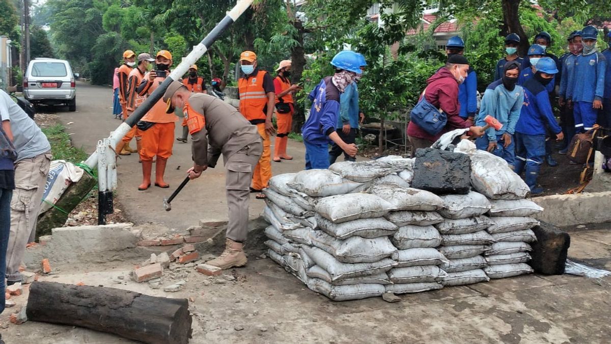 Petugas Gabungan Bongkar Tanggul Penahan Banjir yang Dibangun Warga di Atas Fasum Kawasan Duren Sawit