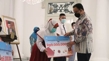 Anies Gives Scholarships For 12 Children Of Medical Workers To Manage COVID-19 Who Died