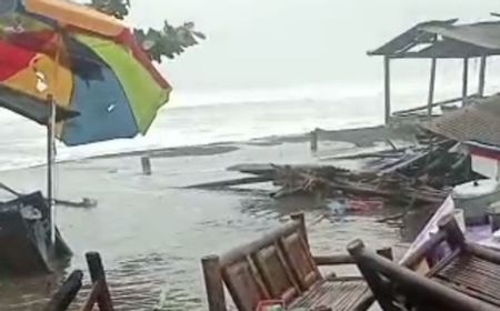 Meningkatnya Gelombang Tinggi, Petugas Dirikan Plang Larangan Pembangunan di Pantai Selatan Bantul