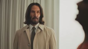 Bantah Menikah, Alexandra Grant Pamer Foto Cium Keanu Reeves