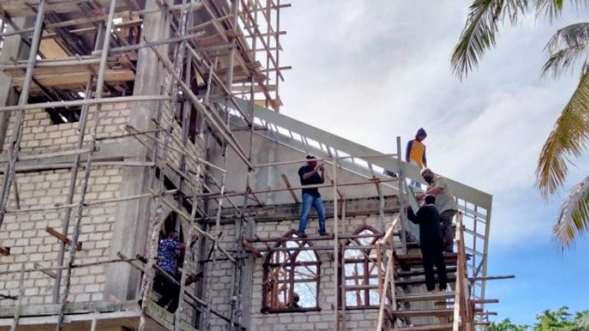 Regent Muhammad Thaher Helps Installing Church Roof In Southeast Maluku: Hopefully By The End Of The Year It Can Be Used 