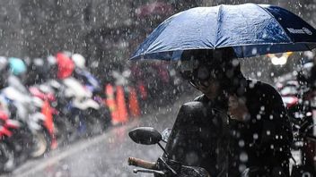 インドネシアの軽い雨、多くの地域で雷に注意