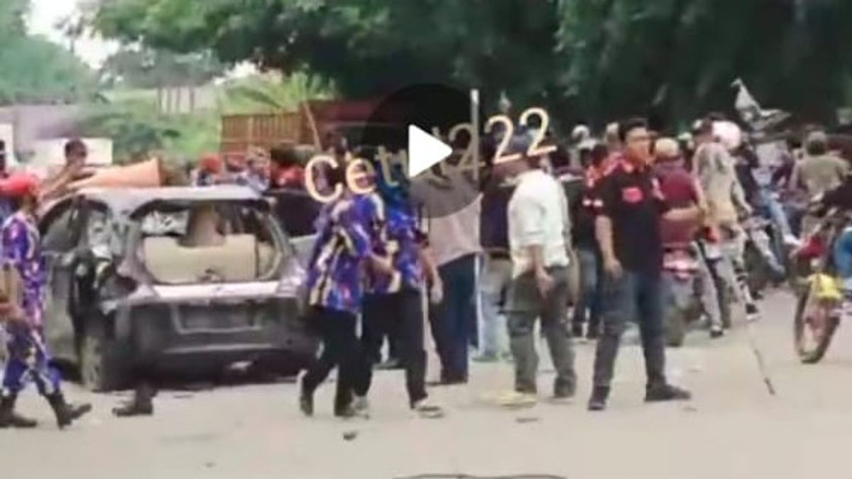 在卡拉旺发生冲突，由于误入歧途的司机，被Ormas Lawan的人群困住