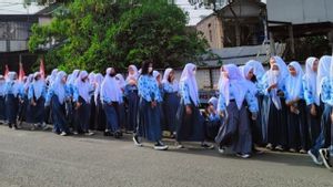 Ratusan Siswa SD - SMU di Bandung Berjejer di Jalanan Ikut Melepas Eril