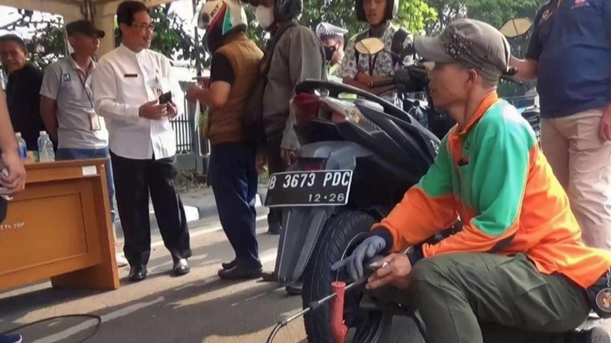 14 Vehicles In Rawamangun, East Jakarta, Get An Emission Test Ticket