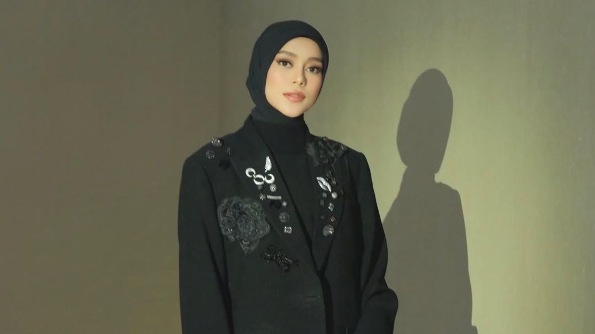 Kondisi Hamil Tak Halangi Lesti Kejora Turun Langsung Bantu Korban Banjir di Medan