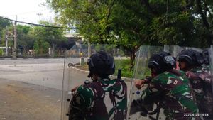 Pendemo Lempari Aparat Pakai Batu dari Rel KA Pejompongan dan Bom Molotov