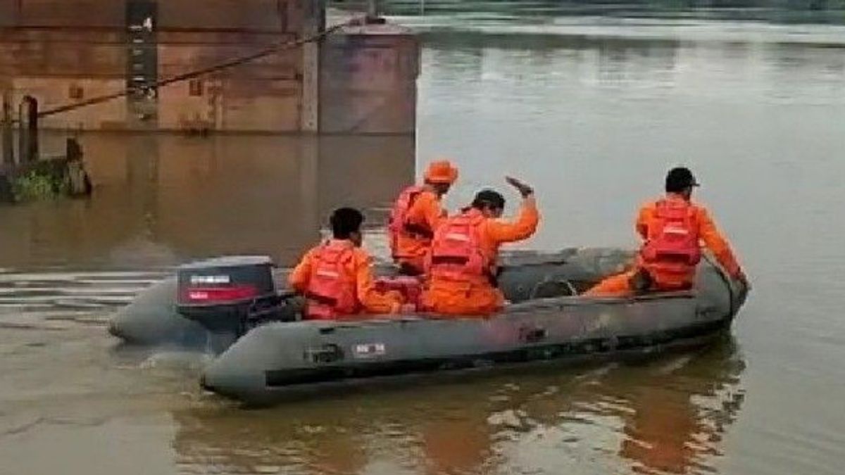 SAR Team Involves TNI-Polri Searching For Two Passengers Of The Fast Boat That Crashed In The Digul River