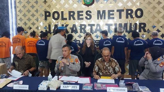 11人の容疑者と6つのギャンブル事件を明らかにする:東ジャカルタ警察がWarnetで女性ギャンブラーをオンラインで逮捕