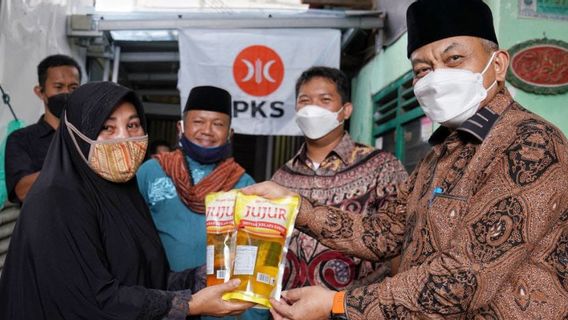 Presiden PKS Bagi Minyak Goreng Merek 'Jujur' ke Warga Bekasi, Siapa Produsennya?