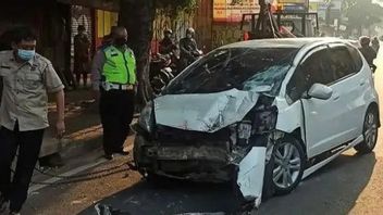 Hilang Kendali, Pengemudi Honda Jazz Tewas Usai Tabrak Toko Baja