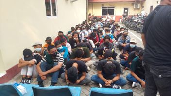 タンゲランの86人の学生が警察に拘束され、DPRの建物に行く 