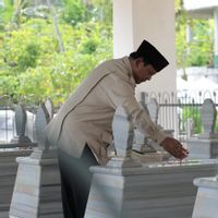 Prabowo Disambut Hangat Warga Banyumas Saat Ziarah ke Makam Margono Djojohadikusumo, Didoakan Sehat Selalu