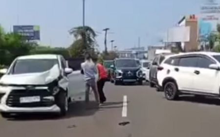 Innova Zenix Hitam Stiker Grab Kecelakaan di Tol Arah Bandara Soetta