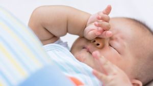 Mengapa Bayi Sering Mengucek Mata? Ketahui Penyebab dan Cara Mengatasinya