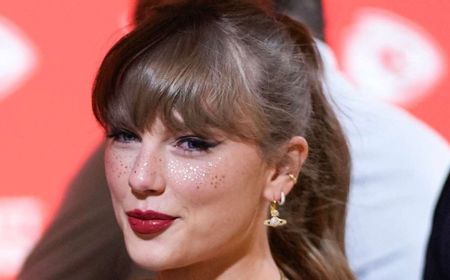 Makeup Taylor Swift Nonton Pertandingan Travis Kelce, Pakai Glitter Freckles