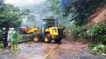 ضباط ينظفون مواد الانهيارات الأرضية في جالان لينتاس سومطرة تاناه داتار