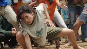 Maudy Ayunda, La Grèce différemment dans le premier film pour les femmes