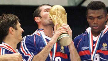 التاريخ اليوم 12 يوليو 1998 ، فازت فرنسا بكأس العالم 1998 مع قصص مائلة