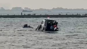 Dihantam Ombak, Pemain Jetsky Terseret Arus Pantai Mutiara Jakut