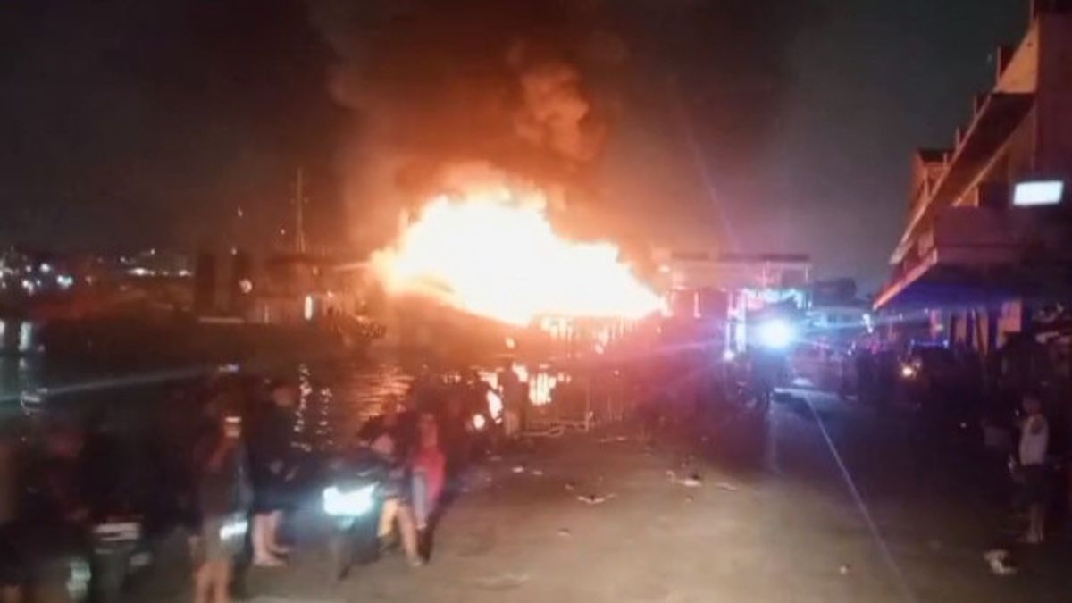 Kapal di Dermaga Muara Baru Hangus Terbakar