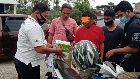 Ce Chauffeur De Voyage Sumbar Arrêté, La Vente Lorises Lentes Forcés Dans Une Petite Boîte De Lampe