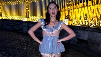 奥利维亚·罗德里在新的单曲《Drop Dead》的音乐视频中震撼凡尔赛宫