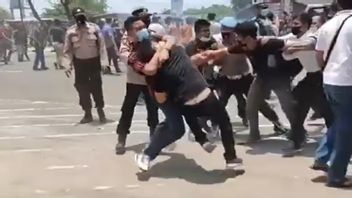 Crie Beaucoup De Corruption Et De Chômage, Les étudiants Et La Police Presque Aux Prises Avec La Manifestation Du 21e Anniversaire Du Gouvernement Provincial Banten
