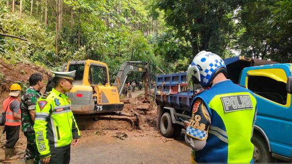 Petugas Gabungan Masih Berupaya Buka Akses Sukabumi-Palabuhanratu yang Longsor