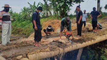 The Village Head's Response Is Not Optimal, 60 Farmers In Tulakan Village, Jepara Unload The Bridge Used By Illegal Miners