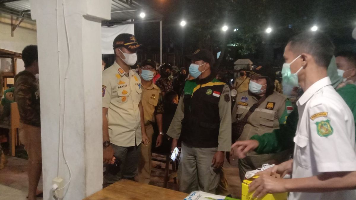  Razia PPKM Level 4 di Medan, Satgas COVID-19 Langsung <i>Swab</i> Pengunjung di Kafe