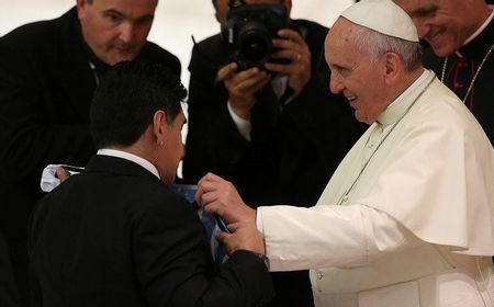 Paus Fransiskus Mengingat Maradona dalam Doanya